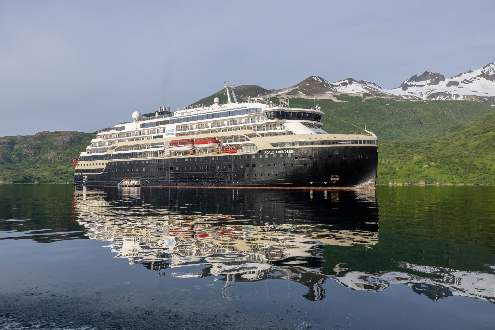 MyCruise Hurtigruten MS-Roald-Amundsen Offentlige-arealer Luftfoto3